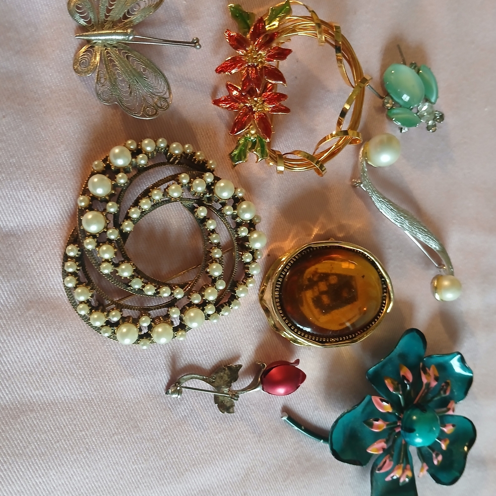 Lots Of Eight Vintage Brooches